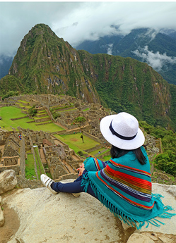 Secretaria que representa la presentación de la empresa, con naturaleza, idiomas y diversión